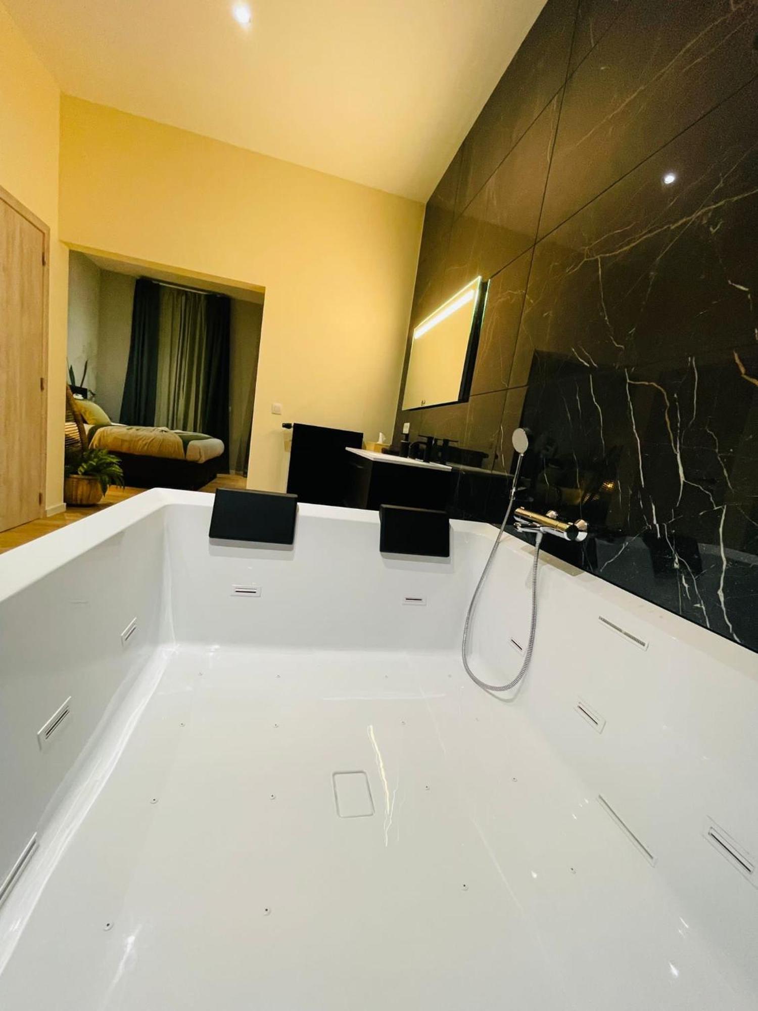 Appartement Exotique Avec Bain Balneo Liegi Esterno foto